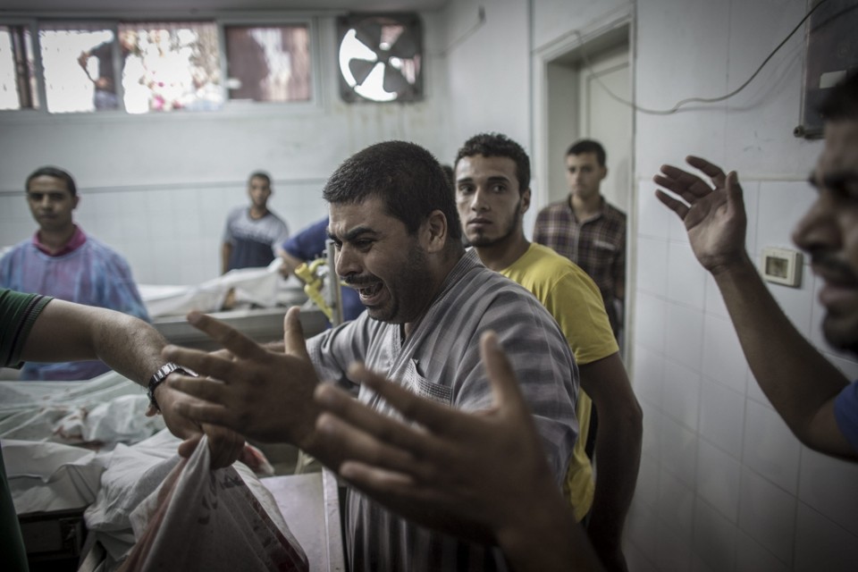 Membros da família Shaibar reconhecem os corpos das crianças mortas no hospital de Shifa, na Faixa de Gaza | EFE/Oliver Weiken