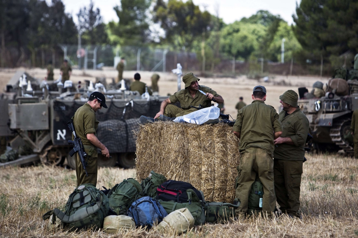 Soldados israelenses esperam fora da Faixa de Gaza, esperando para atuar na região | Reuters/Nir Elias