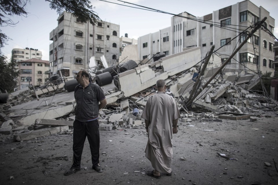 Prédio demolido por ataques israelenses é visto em Jabalia, bairro que fica ao norte da Faixa de Gaza | EFE/Oliver Weiken