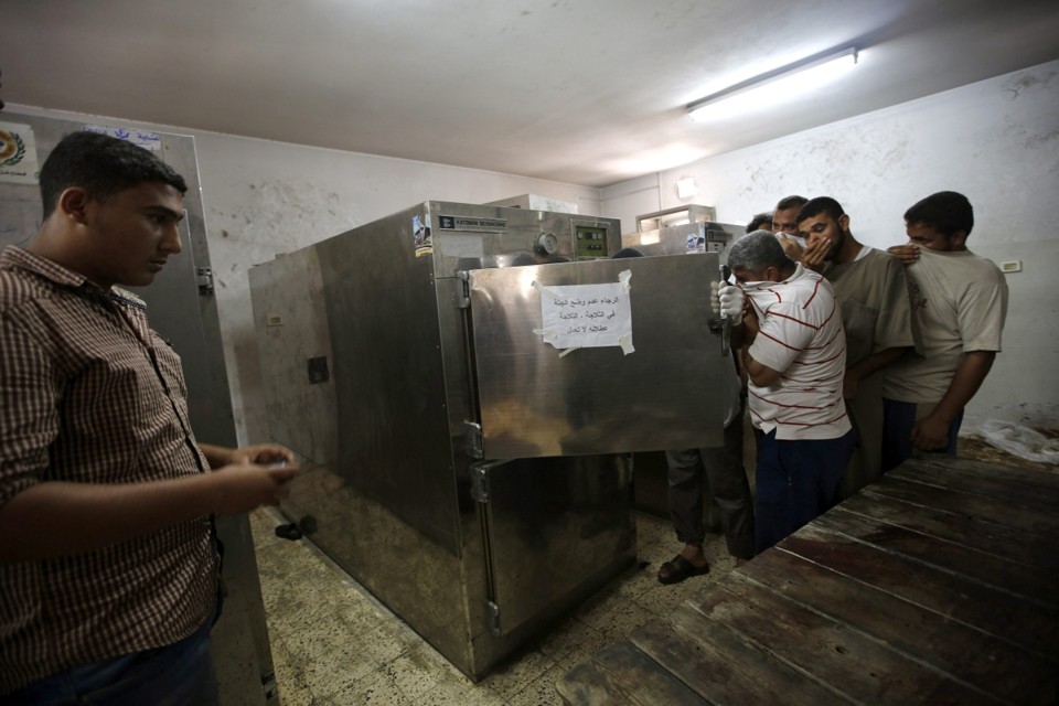 Palestinos reconhecem corpos em um morgue | EFE/Mohammed Saber