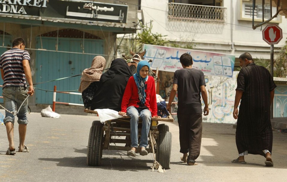 Palestinos da Faixa de Gaza que perderam casas em bombardeios buscam ajuda em unidades da ONU | REUTERS/Ahmed Zako