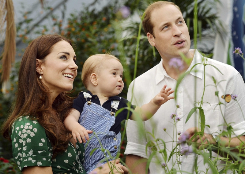 George com os pais, no Museu de História Natural, em Londres | John Stillwell/Reuters