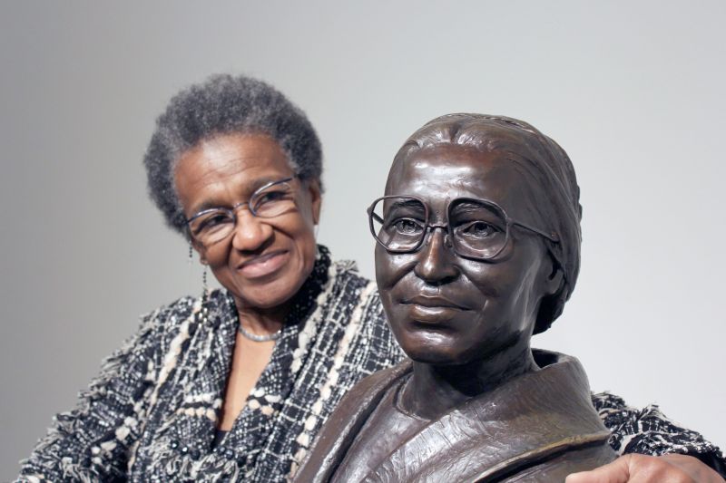 Georgette Norman, diretora do museu sobre Rosa Parks, posa ao lado do busto da líder negra | Damià Bonmatí/Efe
