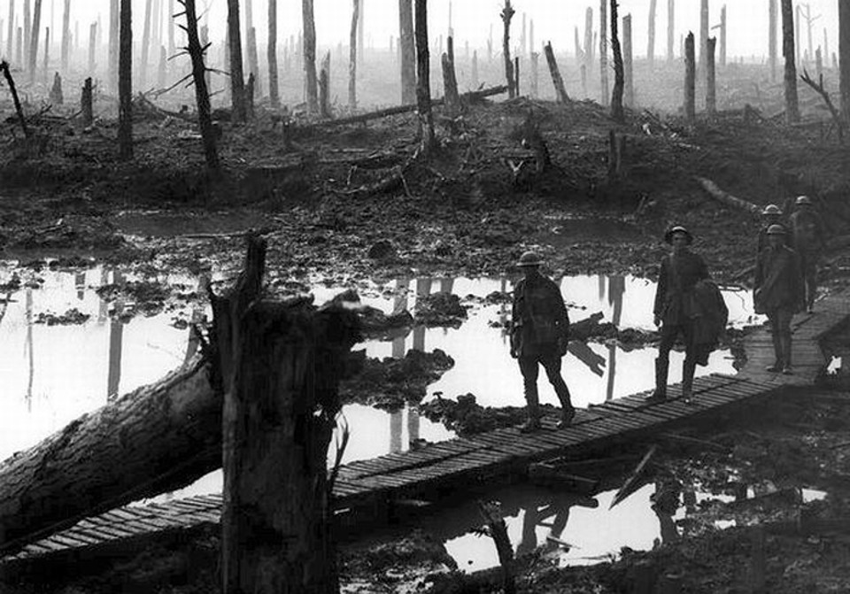 Soldados Australianos caminham em uma floresta devastada próximo à Hoge, em Ypres, Bélgica (29 de outubro de 1917) | Acervo Memorial Australiano da Guerra