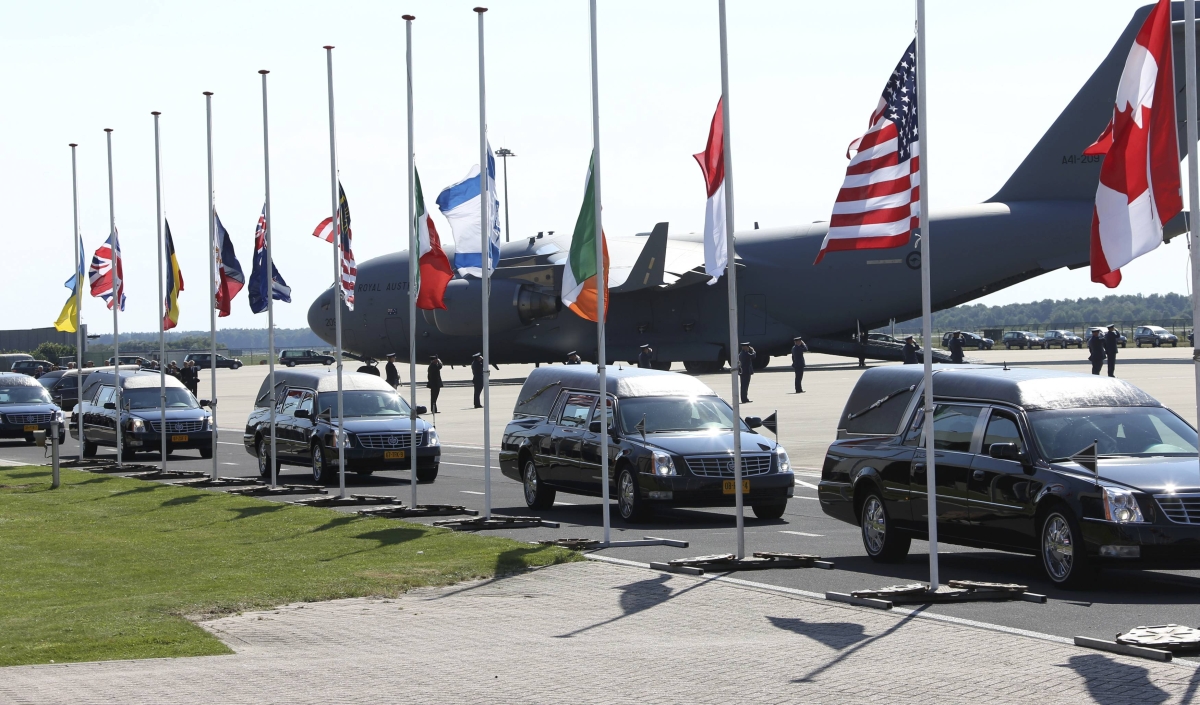 Comboio de carros funerários com os corpos das vítimas do MH17 deixa a base aérea de Eindhoven, na Holanda | Reuters/Francois Lenoir