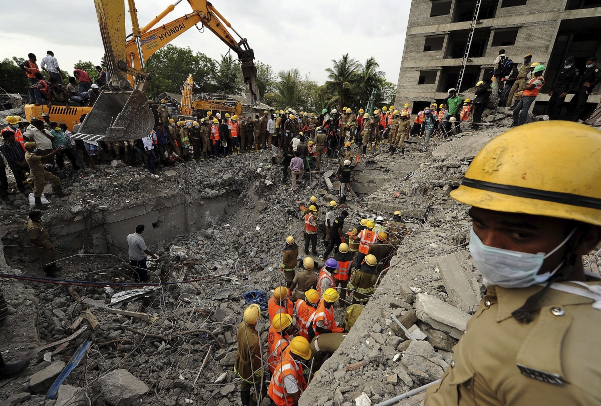 Equipes de resgate trabalham nos escombros do prédio que desabou no sul da Índia | EFE/Stringer