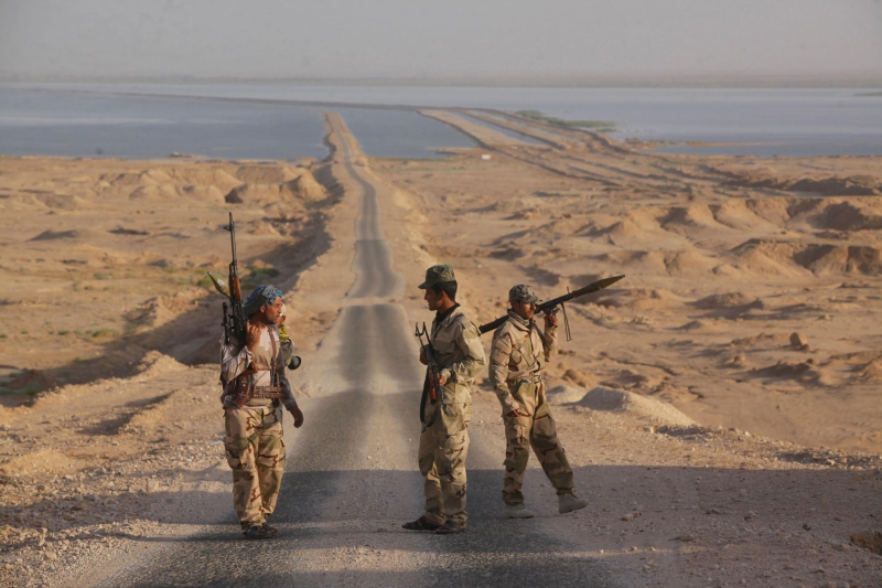 Xiitas no deserto entre Kerbala e Najaf, no Iraque | Alaa Al-Marjani/Reuters