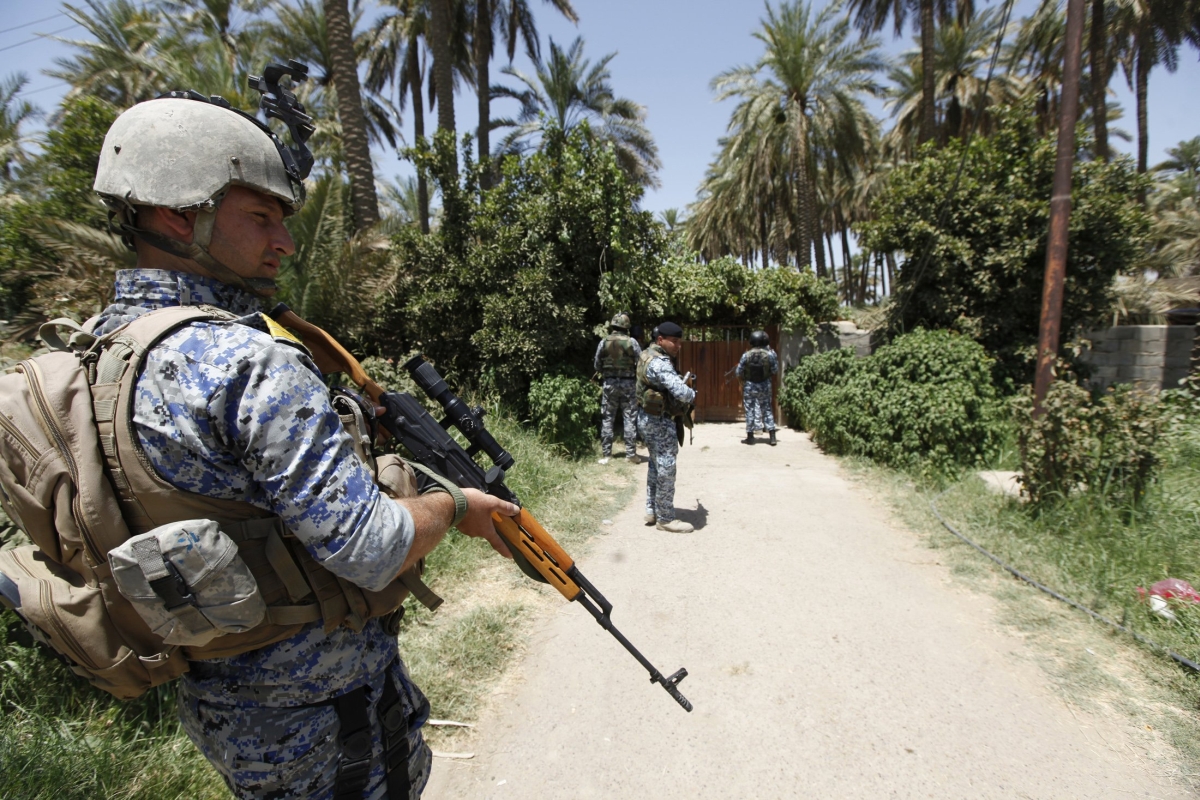 Combatente iraquiano participa de missão de busca por armas em Tikrit | Reuters/Ahmed Saad