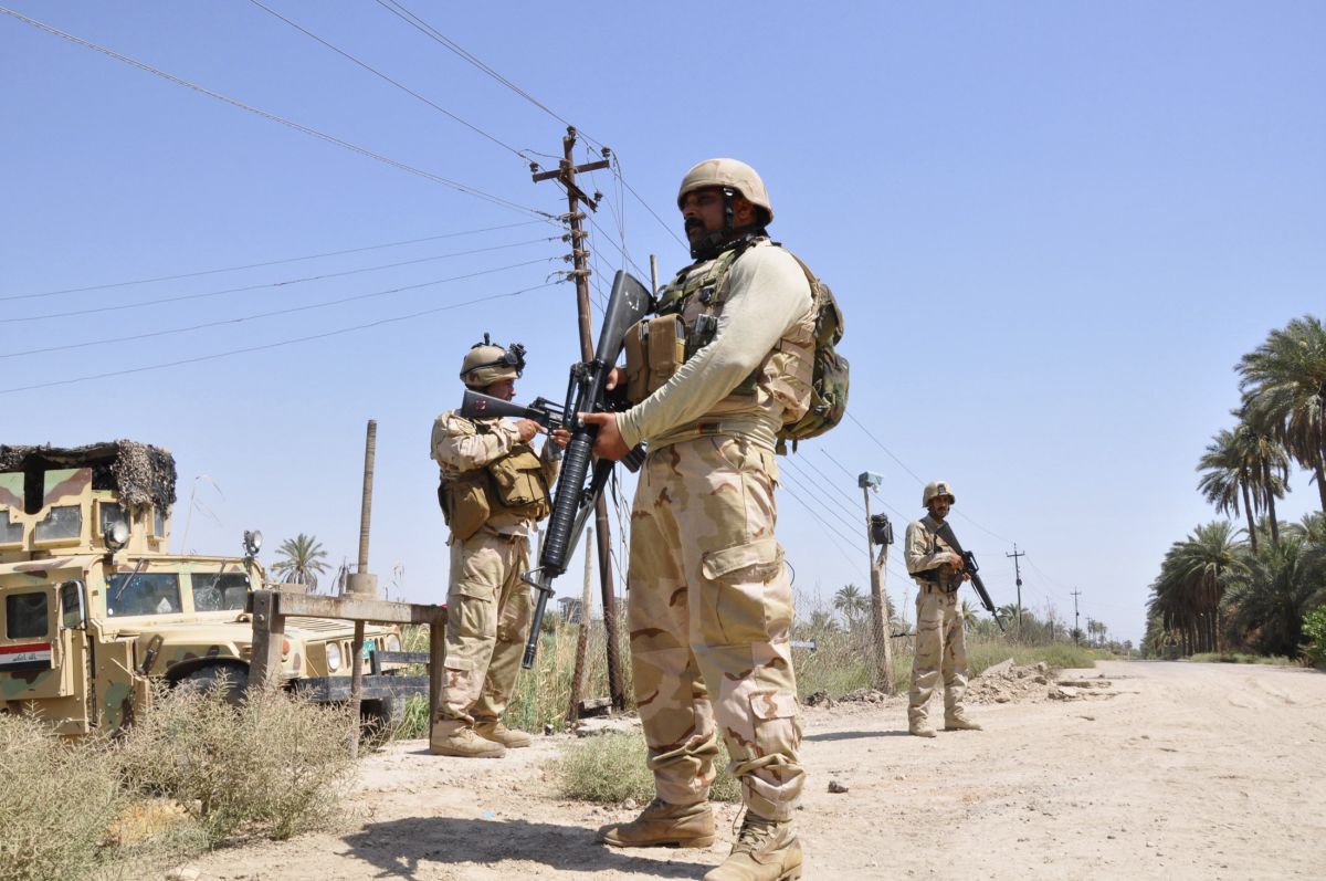 Na foto, soldados iraquianos em posição de alerta nesta segunda-feira. O Iraque vive uma grave crise desde 10 de junho, quando grupos insurgentes sunitas tomaram o controle de Mossul | REUTERS/Stringer