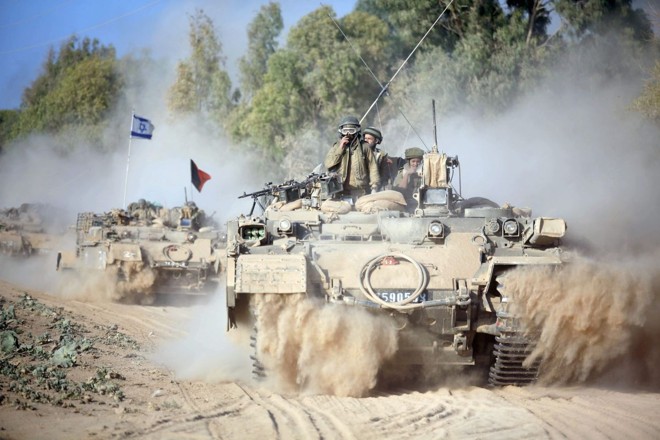 Na manhã deste domingo, tanques e artilharias israelenses bombardearam alvos ao longo da Faixa de Gaza | EFE/EPA/ABIR SULTAN