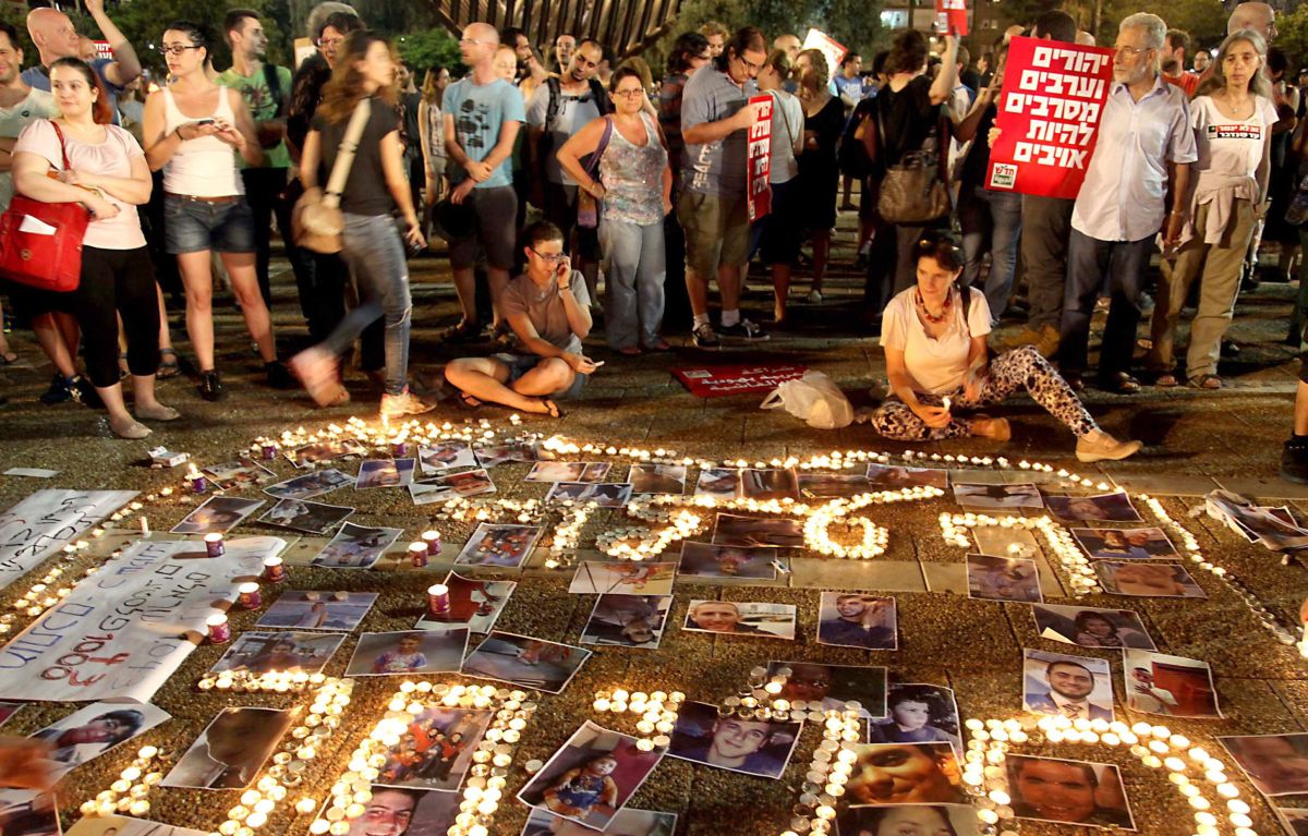 Cerca de mil israelenses se reuniram neste sábado em Tel Aviv em protesto contra os ataques | EFE/EPA/GIDEON MARKOWICZ ISRAEL OUT