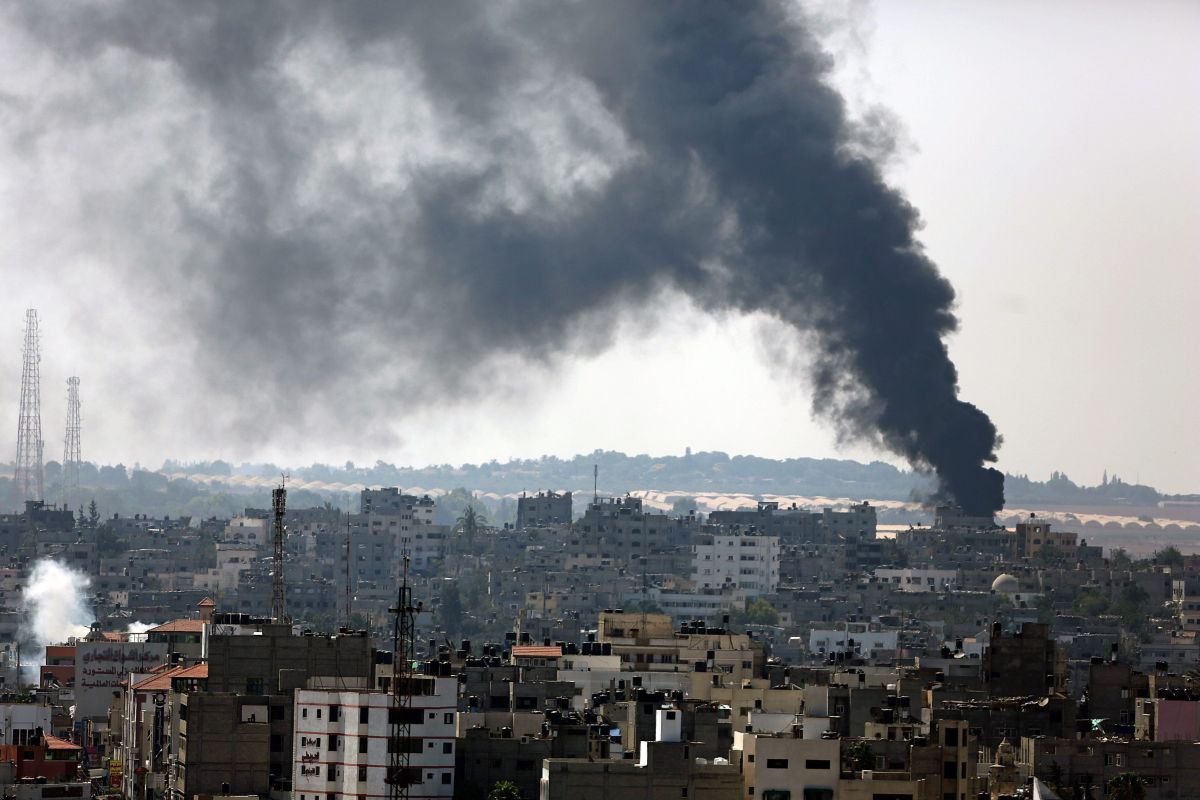 Fumaça é vista na Faixa de Gaza na manhã deste domingo após a retomada da ofensiva de Israel na região | EFE/EPA/MOHAMMED SABER