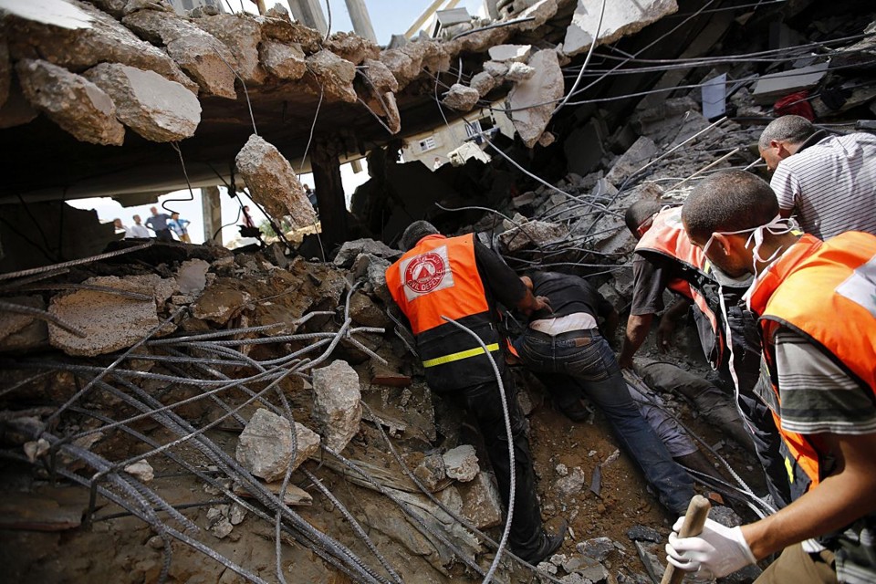 Palestinos retiram cadáver de casa destruída por bombardeio em Gaza | EFE/Mohammed Saber