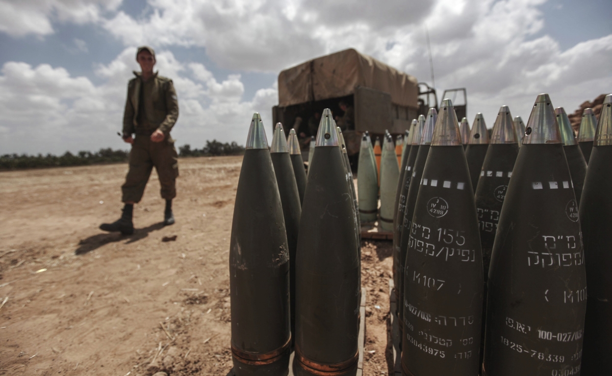 Soldado israelense descarrega munições em perto da fronteira com a Faixa de Gaza | EFE/Atef Safadi