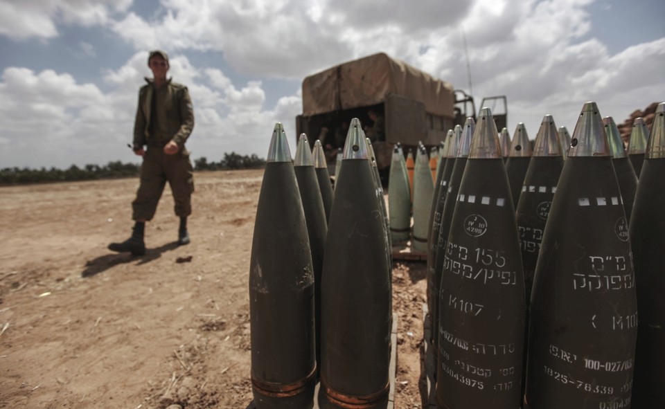 Soldado israelense descarrega munições em perto da fronteira com a Faixa de Gaza | EFE/Atef Safadi