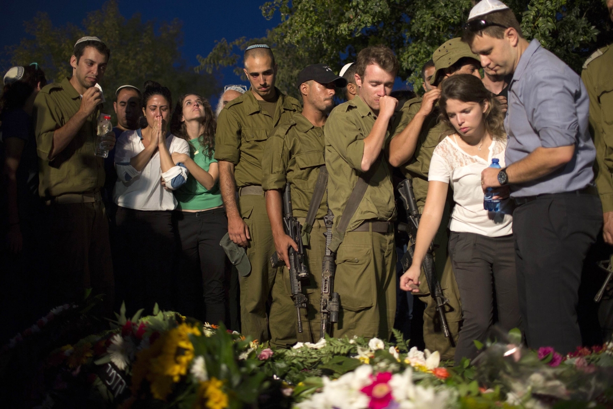 Soldados israelenses prestam homenagem ao colega Barak Refael Degorker, que morreu após ser ferido por um morteito na Faixa de Gaza | Reuters/Siegfried Modola