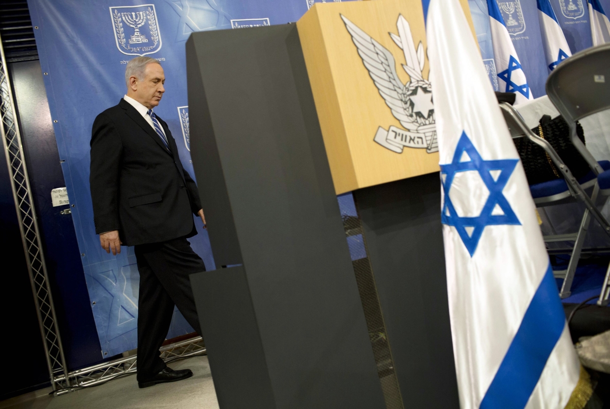 Benjamin Netanyahu chega para uma reunião de cúpula do governo israelense nesta sexta-feira (18) | Reuters/Oded Balilty/Compartilhamento