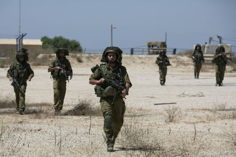 Soldados israelenses caminham em região próxima à Faixa de Gaza. Países pedem cessar-fogo | REUTERS/Baz Ratner