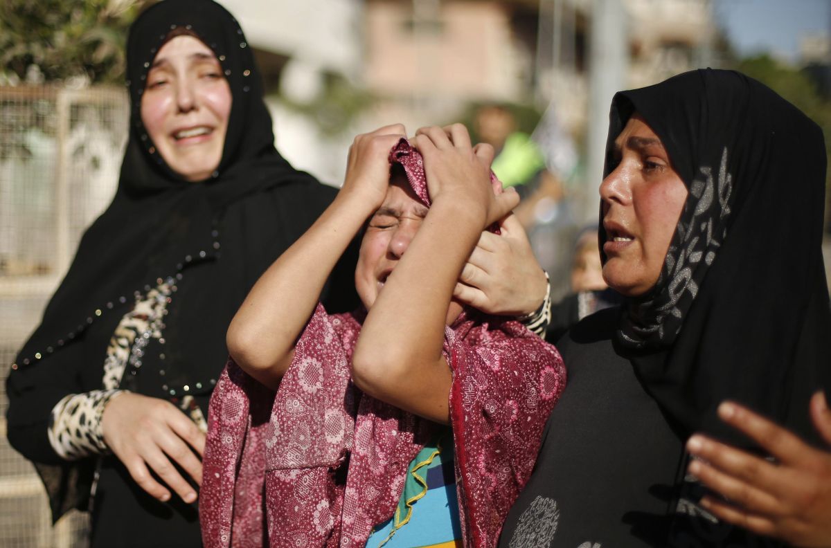 Familiares das crianças mortas choram a sua perda | REUTERS/Mohammed Salem