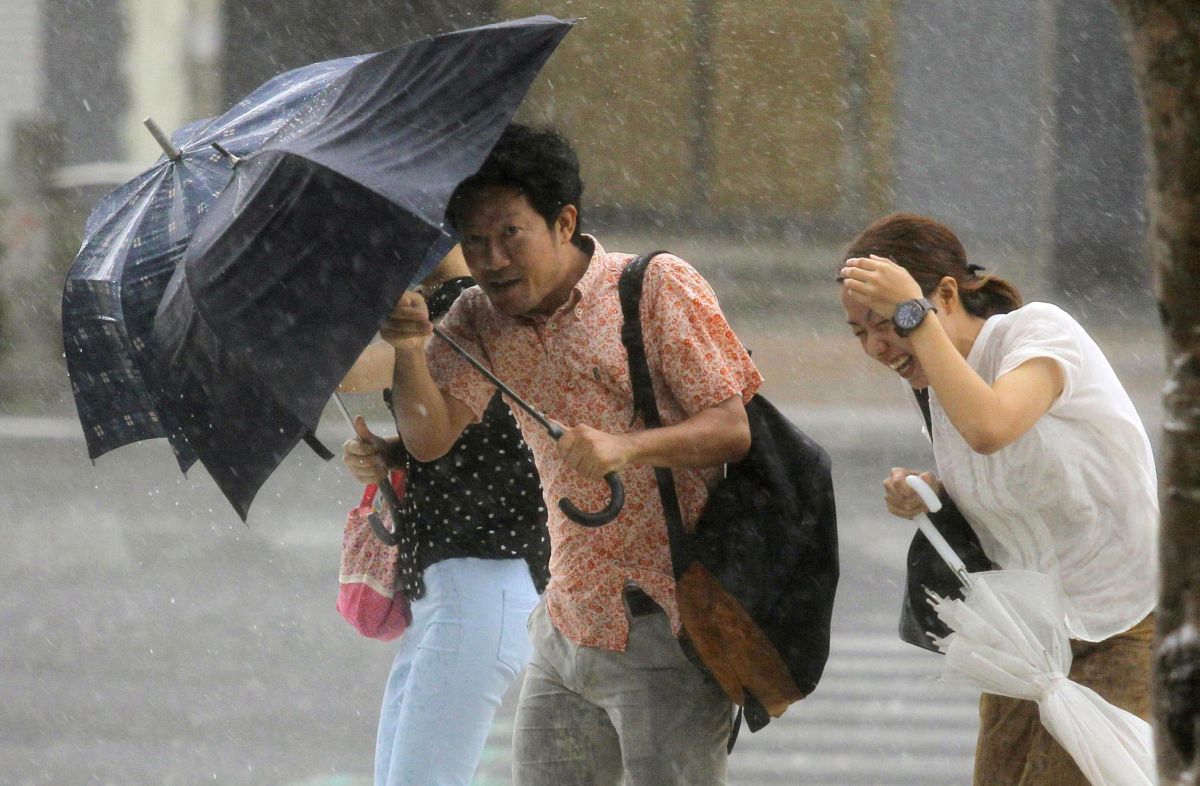 Os ventos do tufão chegam a 162 quilômetros por hora e suas chuvas elevaram o nível dos rios nas áreas atingidas | REUTERS/Kyodo