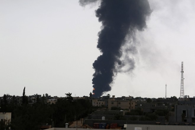 Fumaça negra gerada pelo incêndio próximo ao aeroporto de Trípoli pôde ser vista de vários pontos da capital líbia | Reuters/Hani Amara