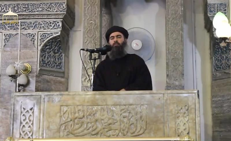 Frame do vídeo que mostra o líder Abu Bakr al-Baghdadi dando o sermão durante as orações em uma mesquita em Mosul | EFE/EPA/FURQAN MEDIA
