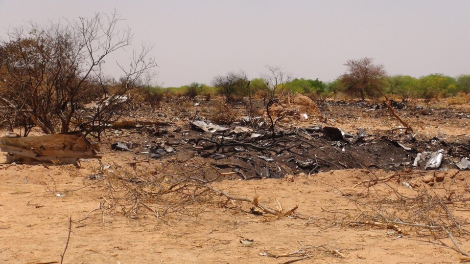 Foto mostra parte dos destroços do voo da Air Algerie que caiu no Mali | EFE/Stringer