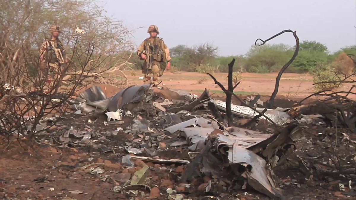Soldados vigiam parte dos destroços do voo AH5017, no Mali | Reuters/ECPAD/Divulgação