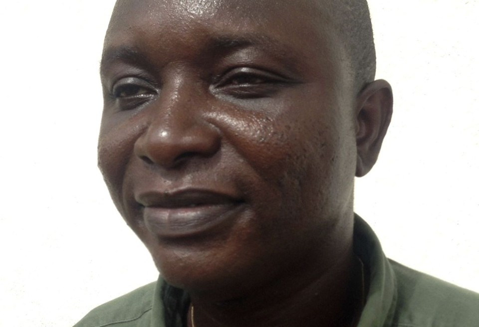 O médico Sheik Umar Khan (foto), de 39 anos, foi transferido para uma enfermaria de tratamento do Médicos Sem Fronteiras | REUTERS/Umaru Fofana