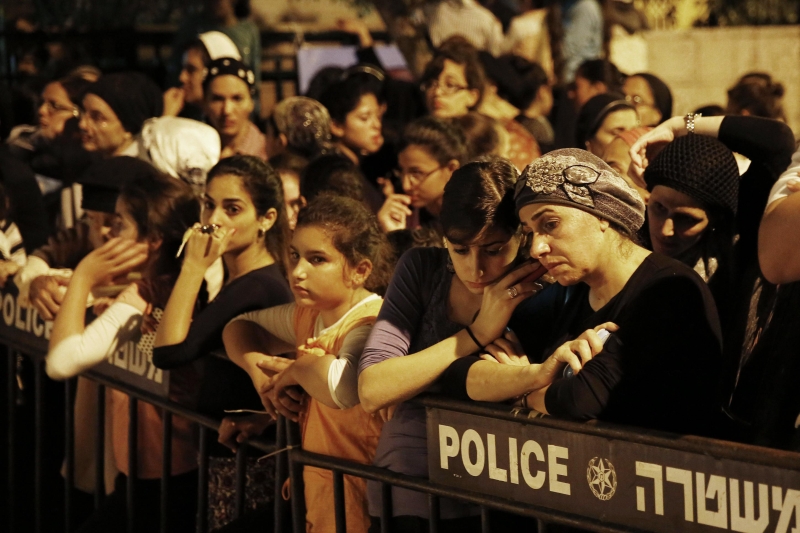 Multidão diante da casa de um dos jovens mortos | Finbarr OReilly/Reuters