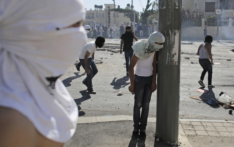 Palestinos brigam com a polícia israelense, em Jerusalém | Ammar Awad/Reuters