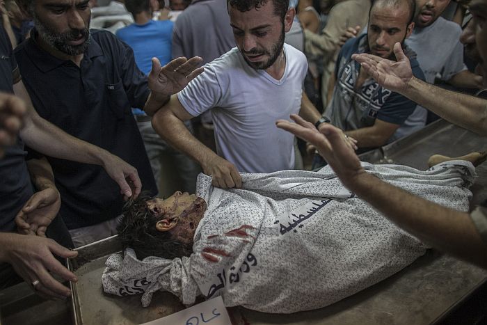 Palestino preparam o funeral de uma criança atingida por bombardeio israelense | Oliver Weiken / EFE