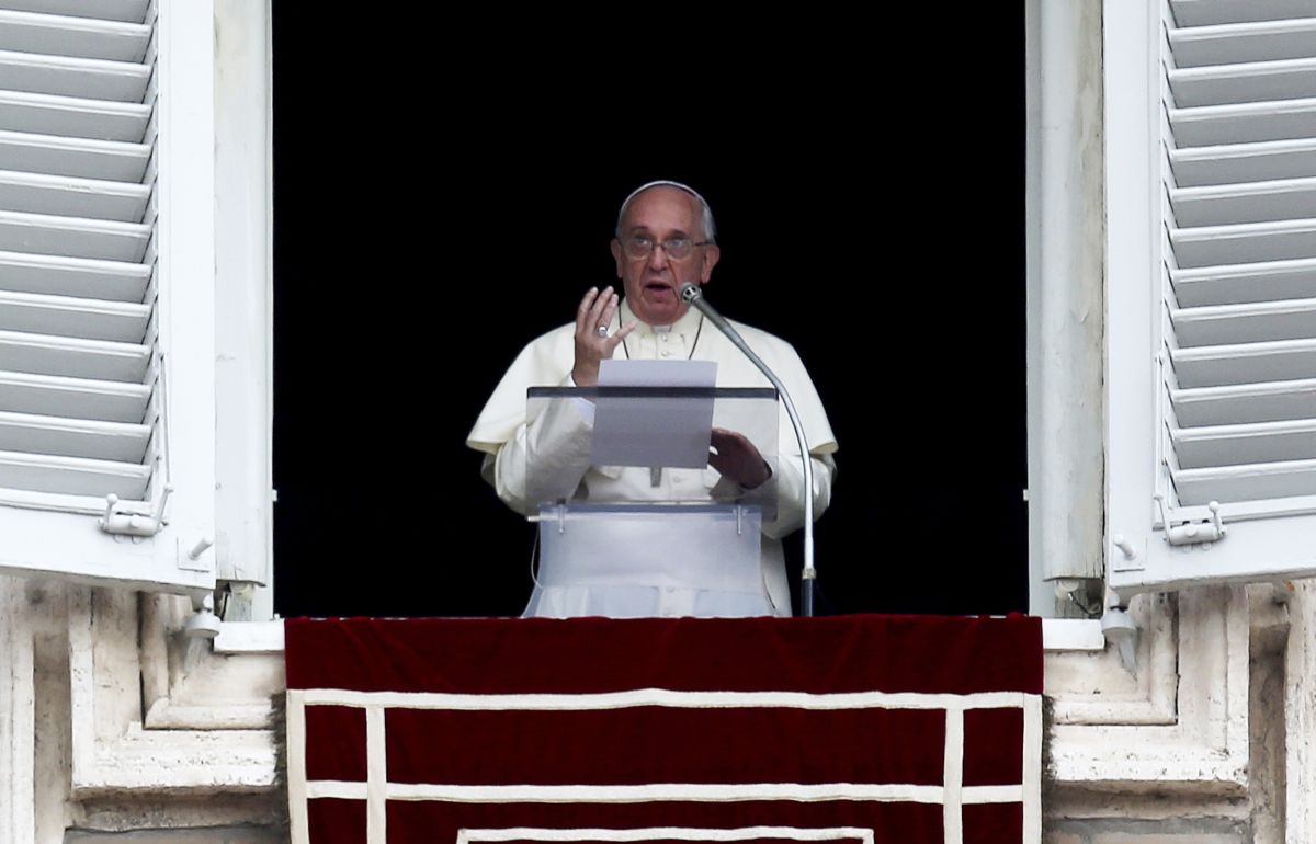 Com a voz aparentemente emocionada, o papa saiu do script do seu discurso | REUTERS/Alessandro Bianchi