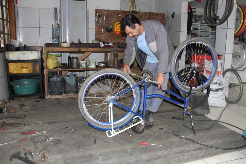 Reginaldo Soares investiu o dinheiro da indenização na bicicletaria | Osvaldo Eustáquio/ Gazeta do Povo