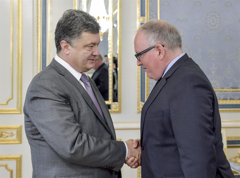 O presidente ucraniano, Petro Poroshenko (esq.), se reúne com o ministro das Relações Exteriores da Holanda, Frans Timmermans (dir.), em Kiev | EFE/EPA/MYKOLA LAZARENKO