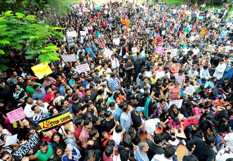Mais de 4 mil pessoas protestaram contra a falta de justiça no caso de estupro de uma menina de 6 anos em Bangalore | EFE/EPA/JAGADEESH NV