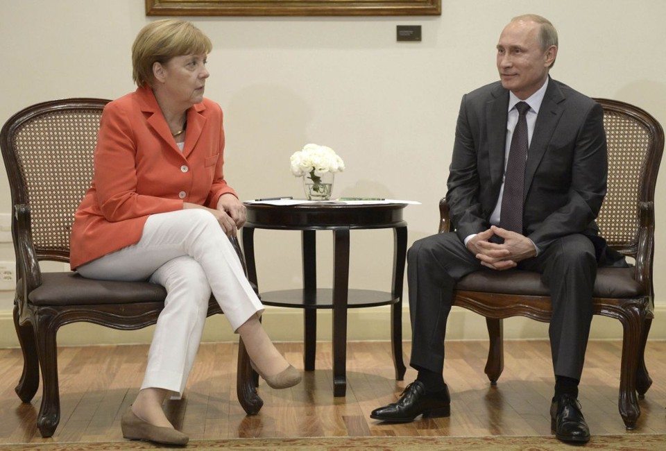 A chanceler alemã, Angela Merkel, e o presidente russo, Vladimir Putin, no encontro deste domingo (13) | REUTERS/Alexey Nikolsky/RIA Novosti/Kremlin