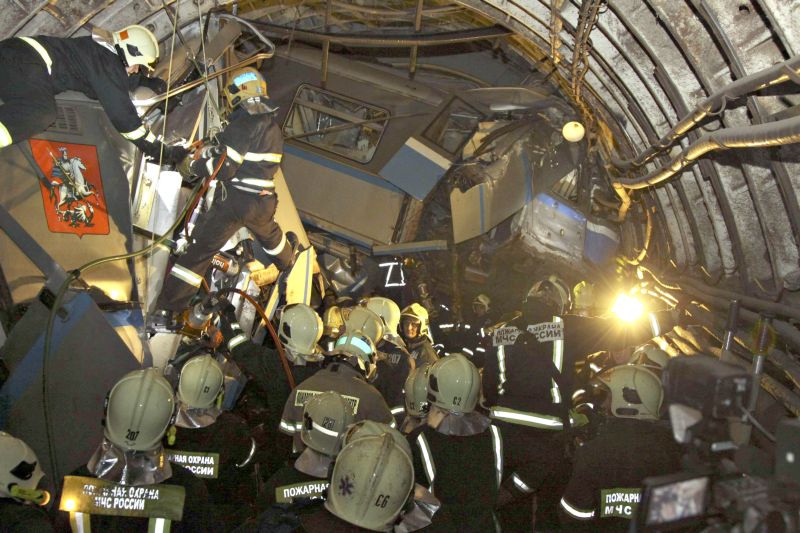 Equipes de emergência trabalham no metrô moscovita | Reuters