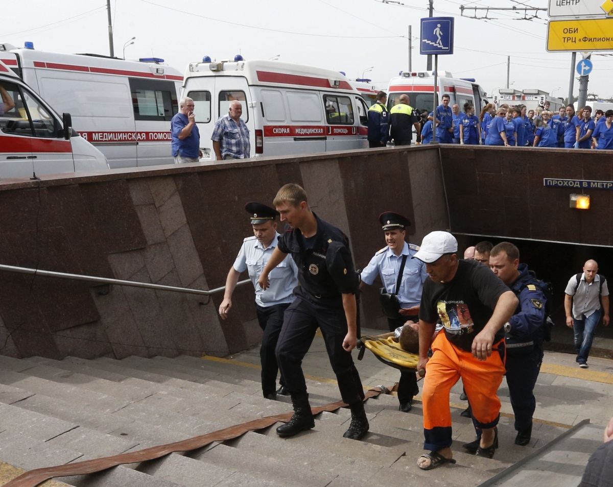 Equipes de socorro retiram os feridos no acidente do metrô de Moscou | Reuters/Sergei Karpukhin