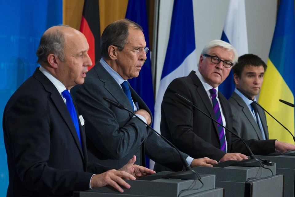 Os ministros do Exterior de França, Laurent Fabius, da Rússia, Sergei Lavrov, da Alemanha, Frank-Walter Steinmeier, e da Ucrânia, Pavlo Klimkin, concedem entrevista coletiva conjunta após conversas sobre a crise ucraniana | EFE/Soeren Stache