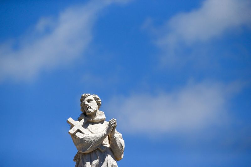 Estátua na Praça de São Pedro, no Vaticano onde o papa conversou com vítimas de abusos sexuais do clero | Tony Gentile/Reuters