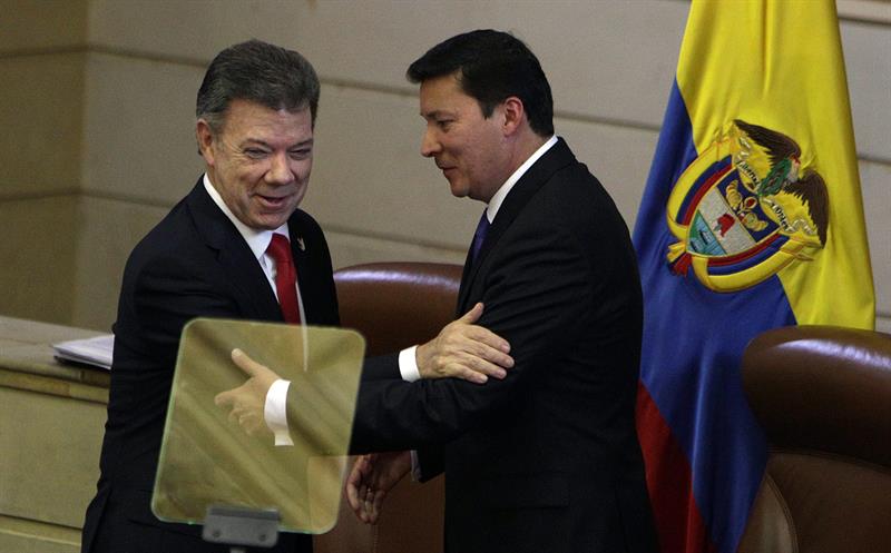Juan Manuel Santos (esq.), terá maioria legislativa no novo Congresso escolhido nas eleições de 9 de março | EFE/MAURICIO DUEÑAS CASTAÑEDA