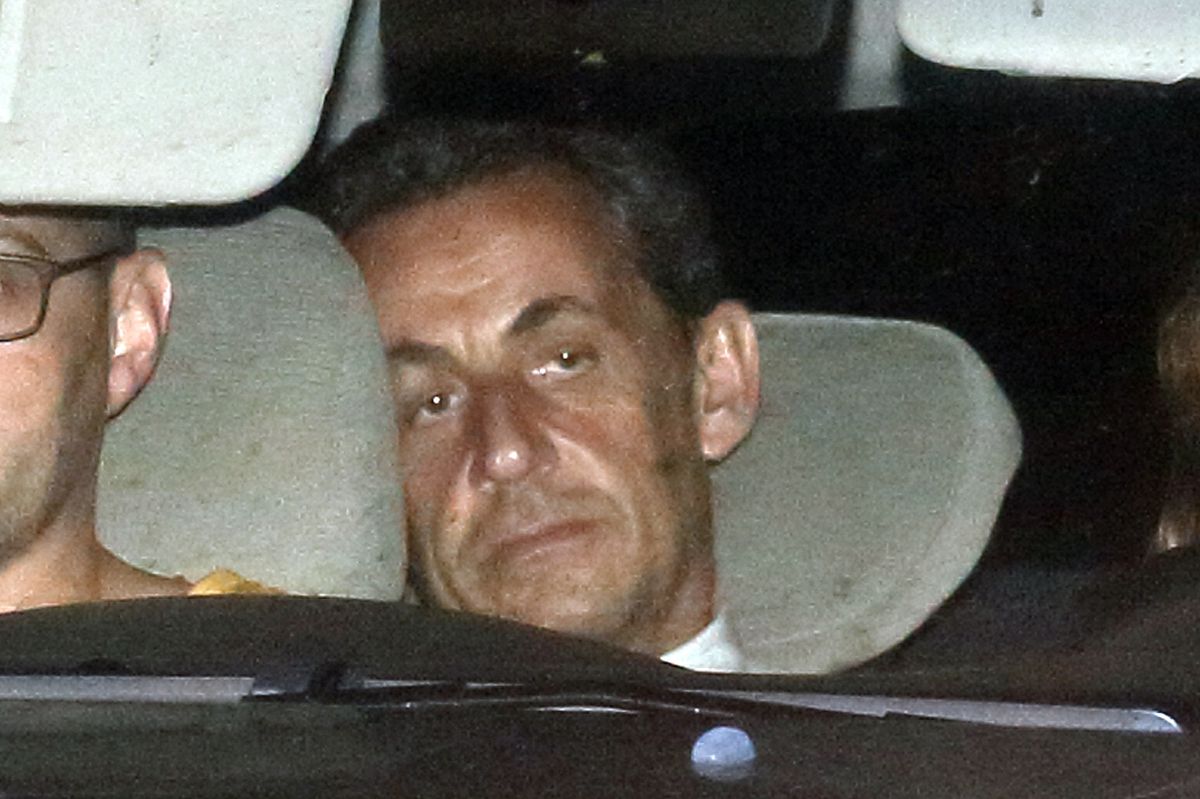 Sarkozy, de 59 anos, não falou com a imprensa na chegada à delegacia | REUTERS/Pascal Rossignol