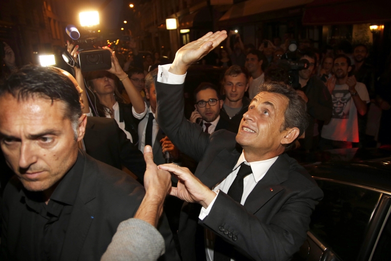Nicolas Sarkozy acena para curiosos ao deixar restaurante | Benoit Tessier/Reuters
