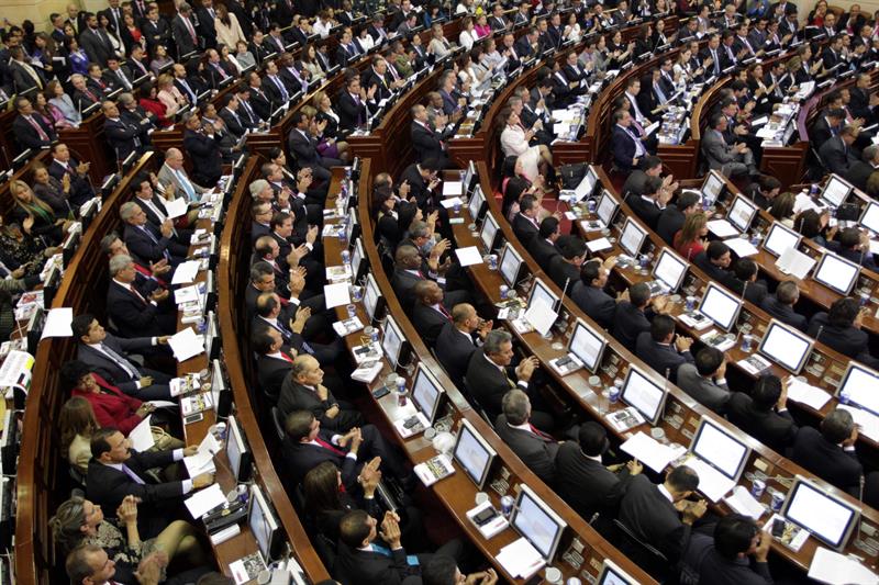 Senadores aplaudem o presidente Juan Manuel Santos, que terá maioria legislativa no novo Congresso | EFE/MAURICIO DUEÑAS CASTAÑEDA