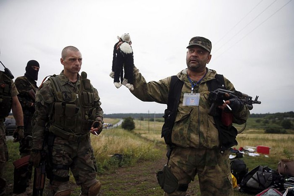 Separatista mostra brinquedo recolhido entre os destroços do avião malaio que caiu na Ucrânia | Maxim Zmeyev / Reuters