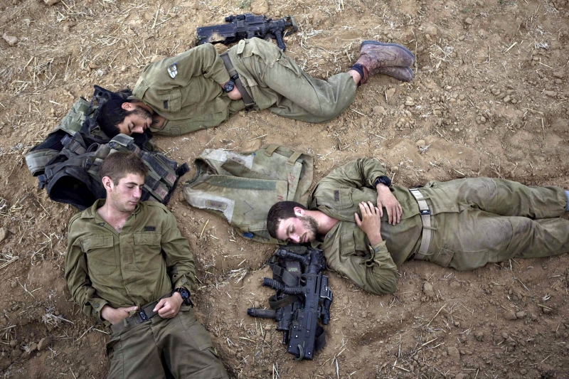 Soldados israelenses dormem em Gaza: proposta egípcia de cessar-fogo deu em nada | Nir Elias/Reuters