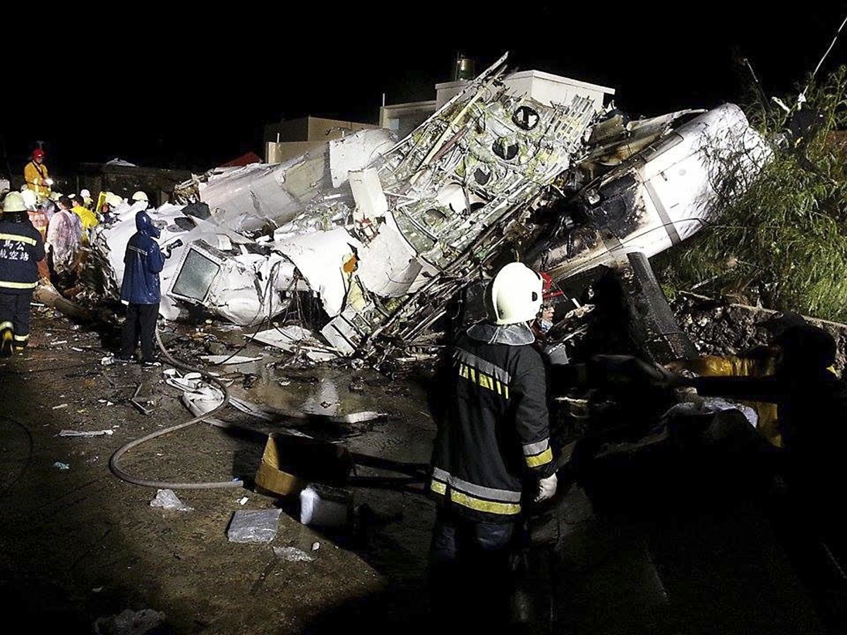 Equipes de emergência vasculham os destroços do voo da companhia aérea TransAsia Airways, que sofreu um acidente durante um pouso de emergência | Reuters/Wong Yao-wen
