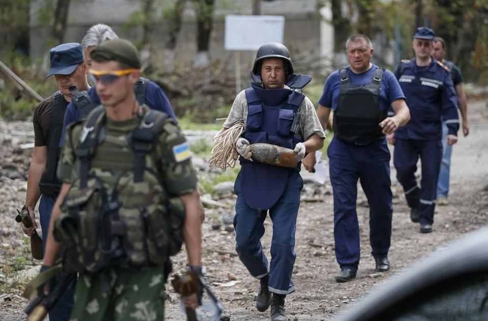 Na foto, agentes desarmam um morteiro na cidade de Semenovka, no leste da Ucrânia. Dentro do país, as autoridades locais disseram que 18 pessoas foram mortas em tiroteios nos locais controlados pelos rebeldes russos | REUTERS/Gleb Garanich