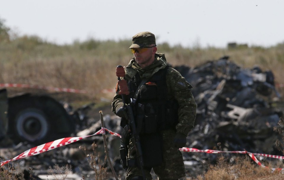 Separatista pró-Rússia caminha na região da Ucrânia onde caiu um avião na semana passada: armamento usado era de longo alcance | REUTERS/Maxim Zmeyev